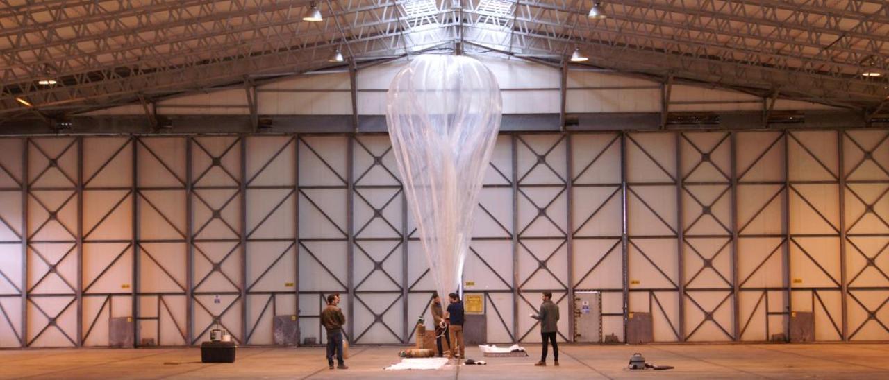 Operarios de B2Space comprueban la fiabilidad de uno de sus globos en su sede de Newport.