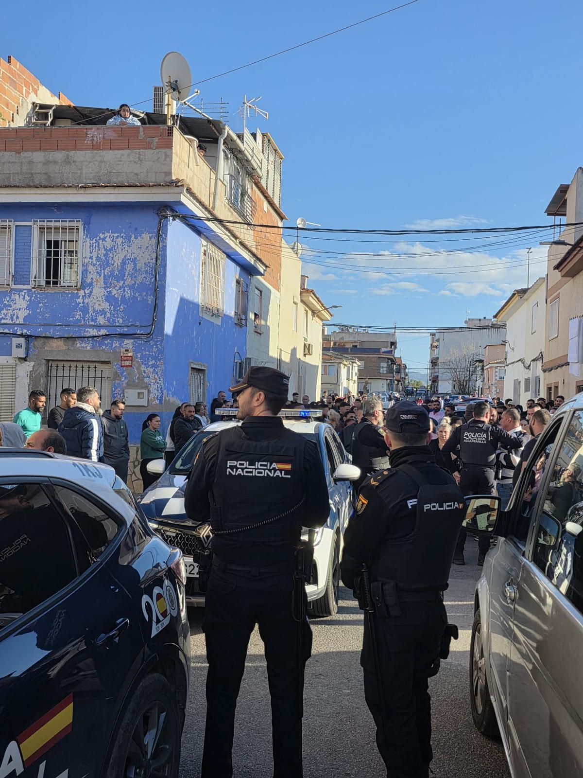 Agentes de la Policía Nacional, en San José Obrero, el lugar de los enfrentamientos.
