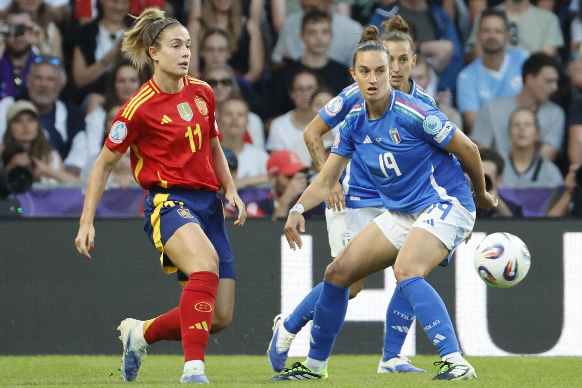 BERNA (SUIZA), 11/07/2025.- La defensa de Italia Martina Lenzini pelea un balón ante la centrocampista española Alexia Putellas (i) este viernes, previo al partido del Grupo B de la Eurocopa 2025 que disputan las selecciones de Italia y España, en el Estadio Wankdorf, en Berna (Suiza). EFE/ Ana Escobar