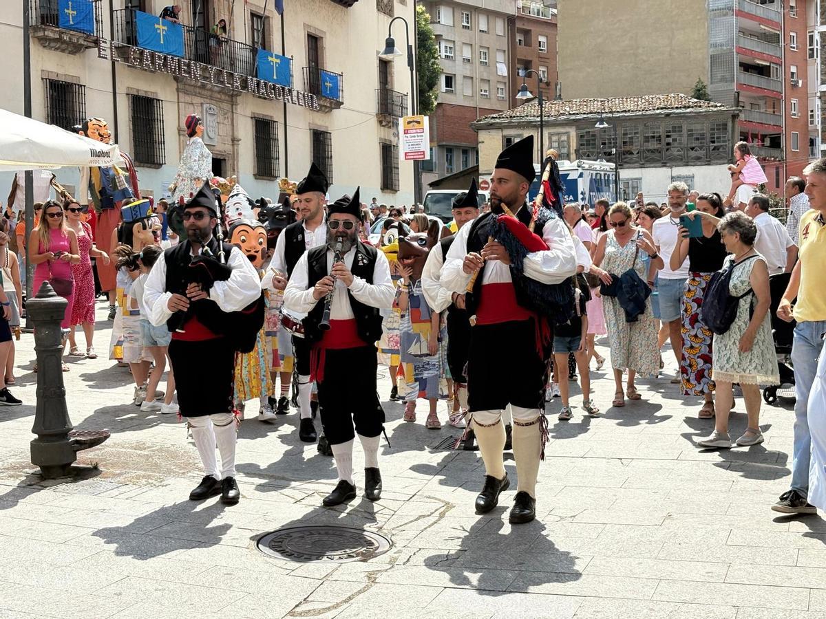 Cangas se rinde a sus gigantes y cabezudos