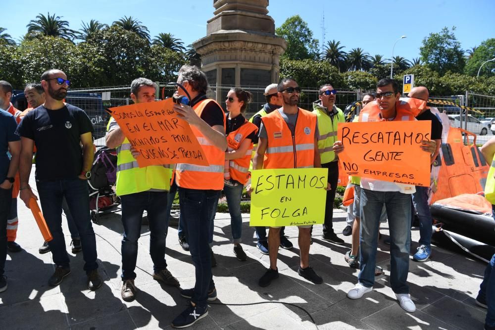 Pilotos, rescatadores y técnicos de Babcock en huelga denuncian su situación de precariedad y piden a las administraciones que medien.