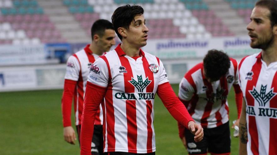 Los jugadores rojiblancos al término del encuentro frente al Almazán.