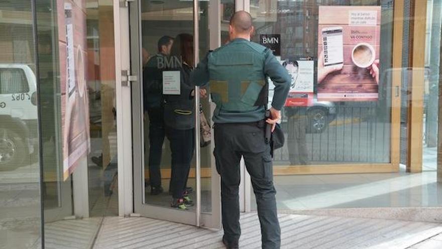 La Guardia Civil entrando en la sucursal