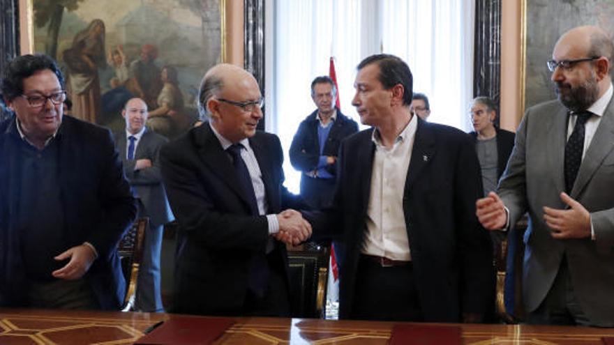 Montoro sella el acuerdo con los representantes sindicales