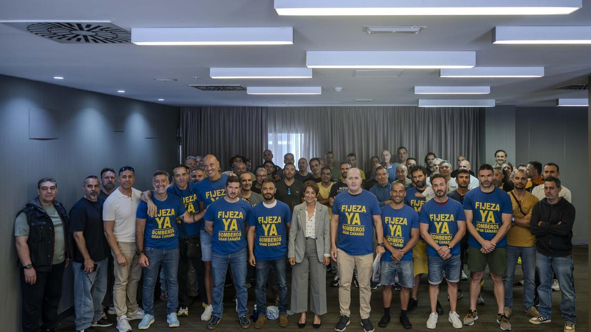 Onalia Bueno, alcaldesa de Mogán, junto a los doce interinos del Consorcio de Emergencias de Gran Canaria, acompañados por compañeros y allegados.
