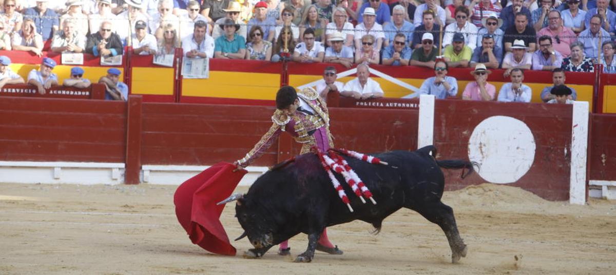 Uno de los pases de López Simón al segundo toro de la tarde