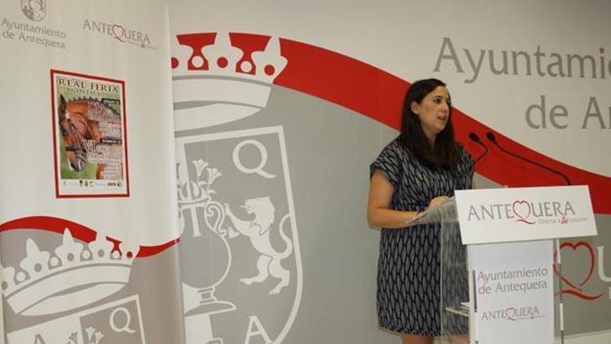 Ana Cebrián, presentando las actividades de la feria.