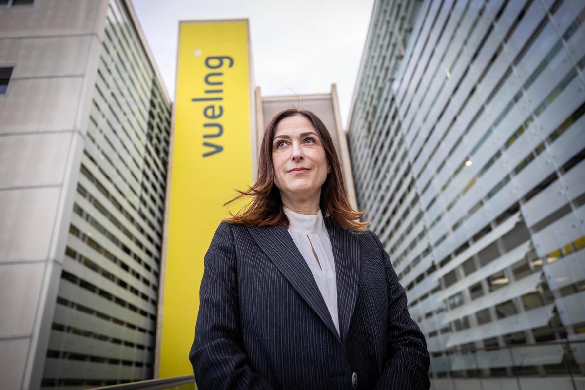 La presidenta y consejera delegada de Vueling, Carolina Martinoli, junto al edificio de la sede de la aerolínea en Viladecans.