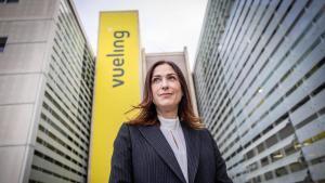 La presidenta y consejera delegada de Vueling, Carolina Martinoli, junto al edificio de la sede de la aerolínea en Viladecans.