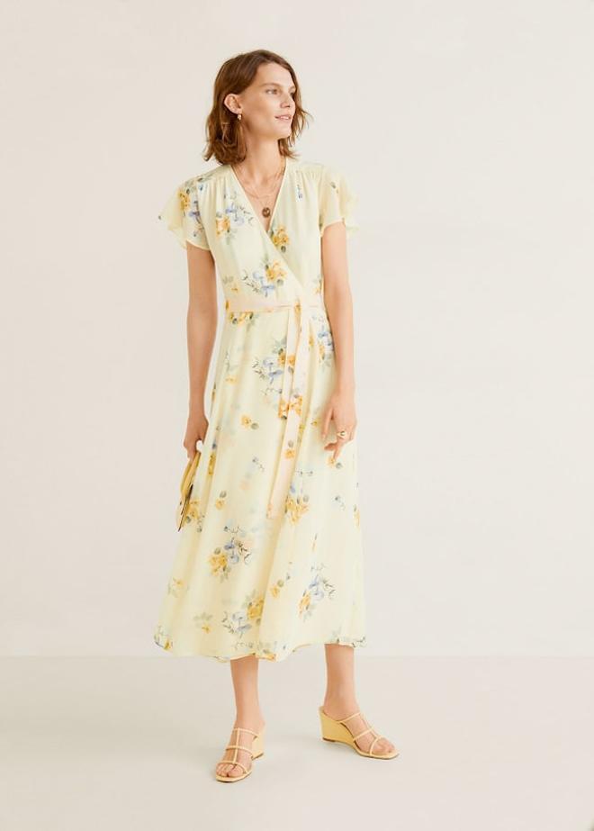 Vestido con estampado de flores, de Mango