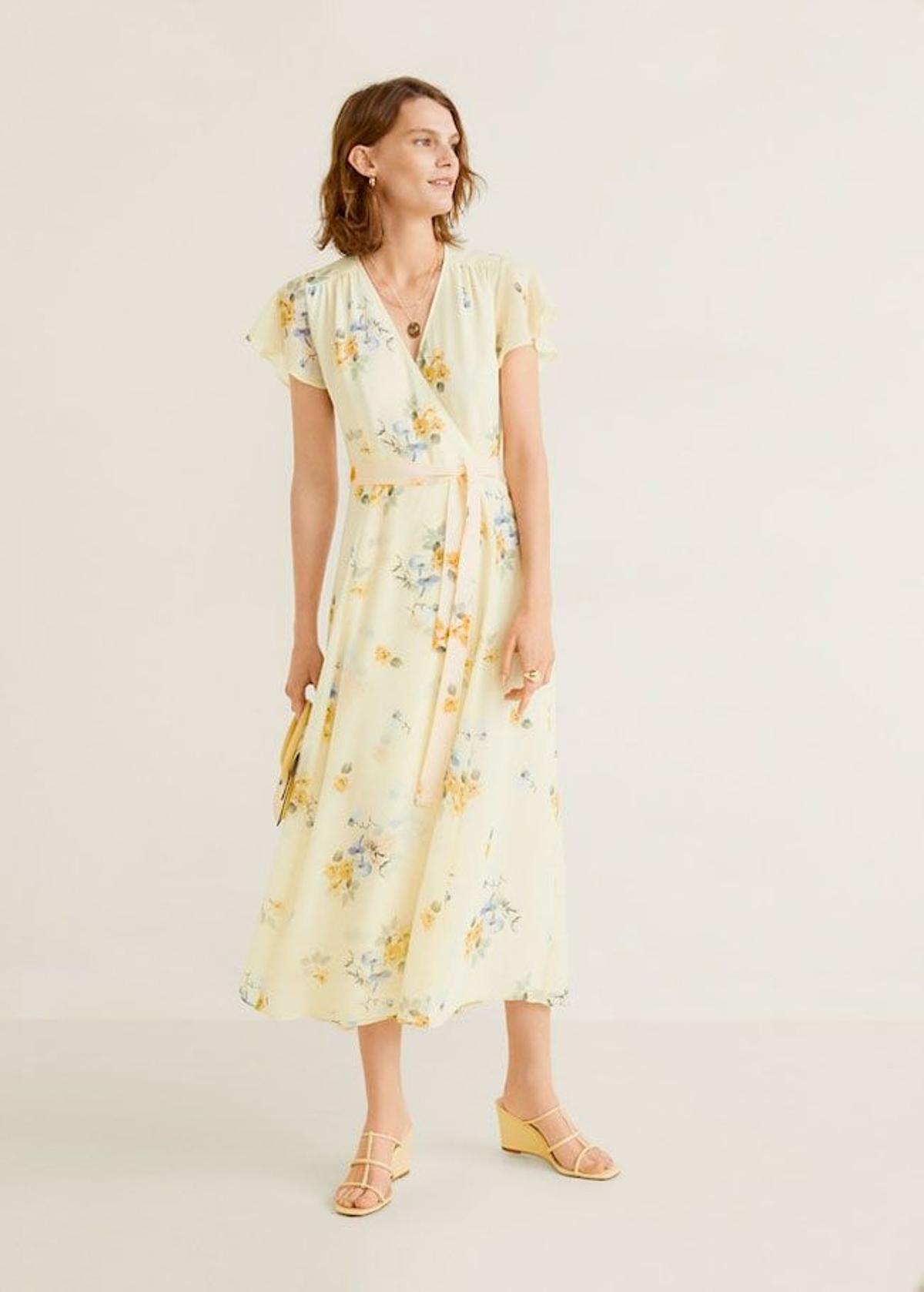 Vestido con estampado de flores, de Mango