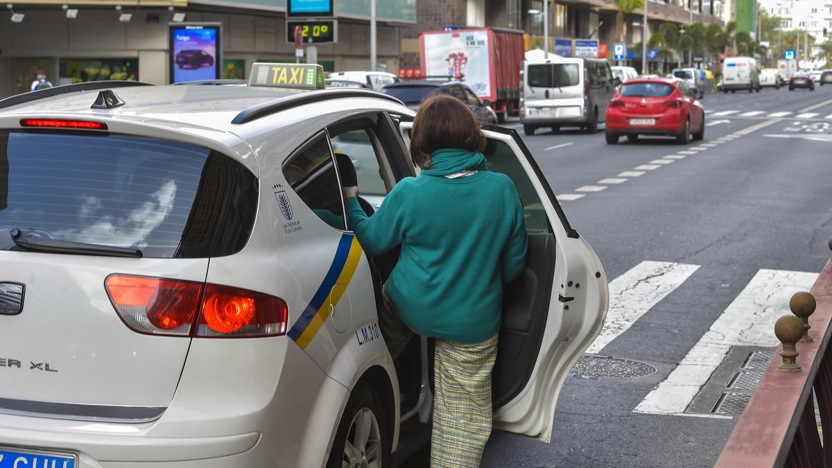 Una mujer se sube a un taxi en la capital grancanaria.