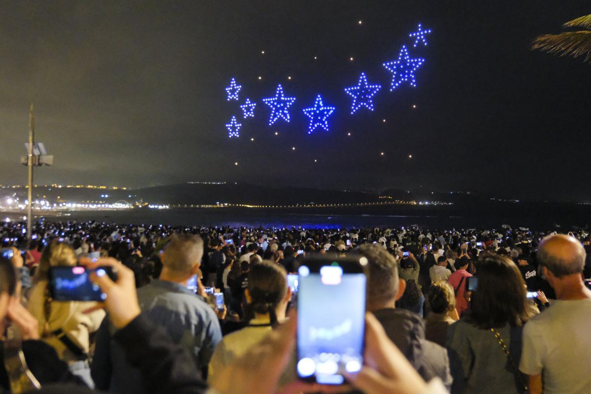 Espectáculo de drones en Las Canteras para anunciar el nuevo disco de Quevedo, 'El Baifo'