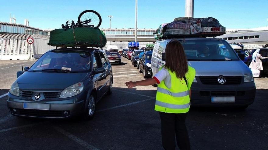 Numerosos vehículos esperan para embarcar en el puerto de Algeciras.