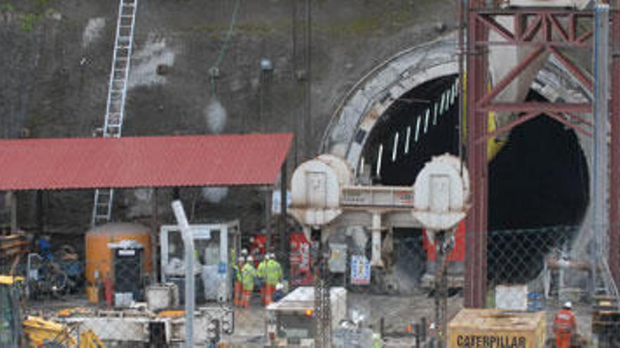 Varios operarios, ayer, en la embocadura de un túnel central de la Variante.