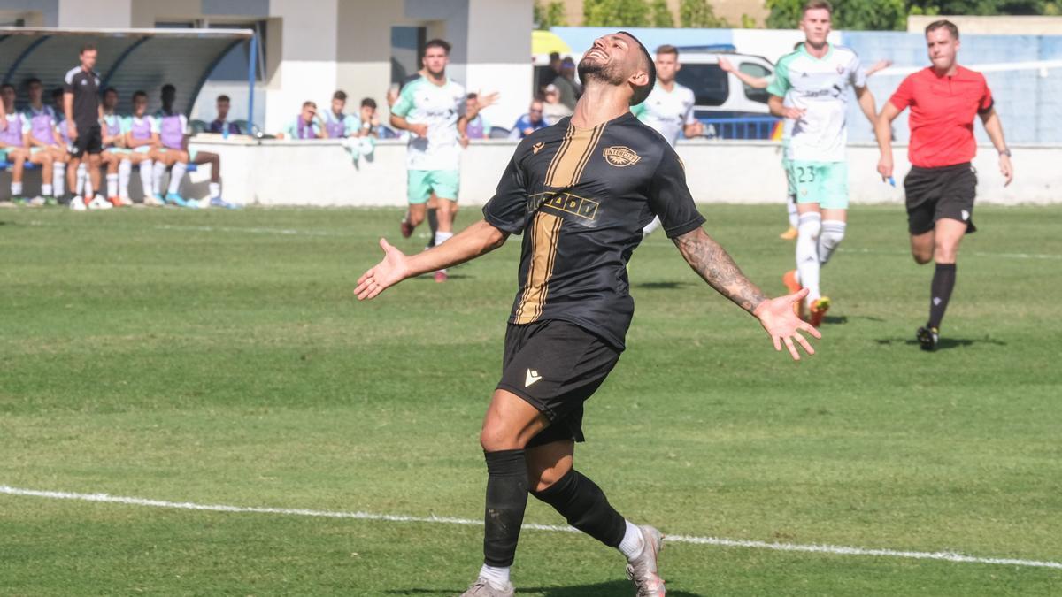 Vadik Murria celebra uno de los dos goles que dieron la victoria al Interciy en Villafranqueza