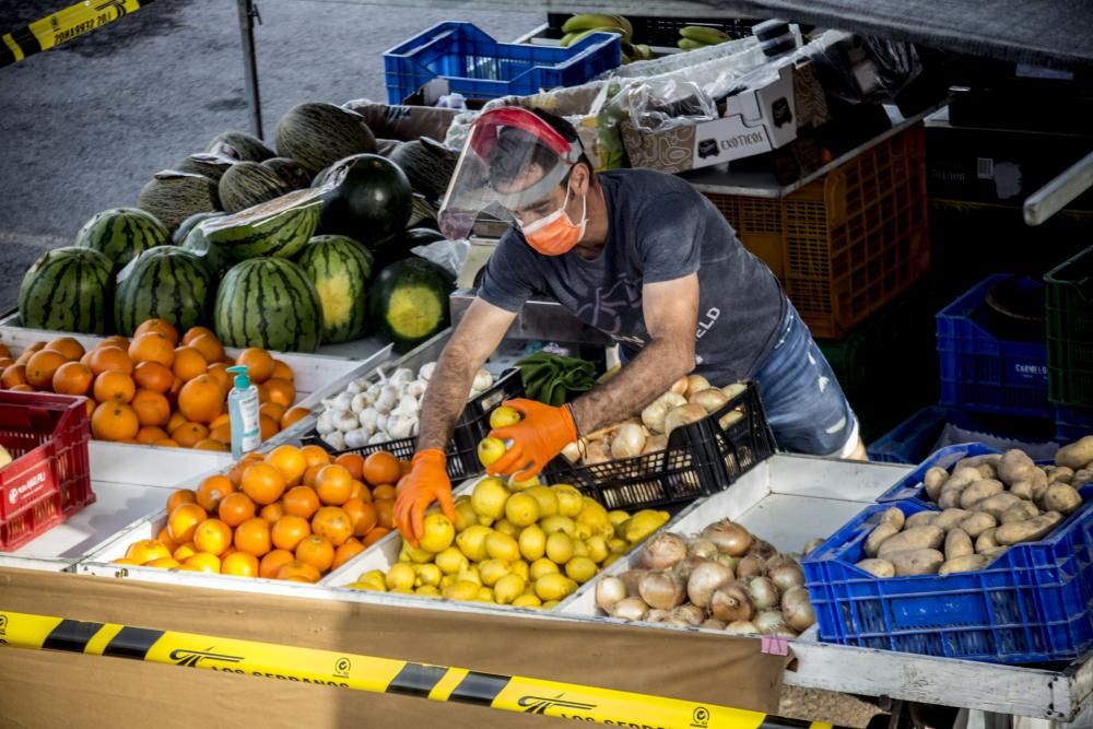 Control de acceso y de aforo en la reapertura de los cuatro mercadillos de Alicante.