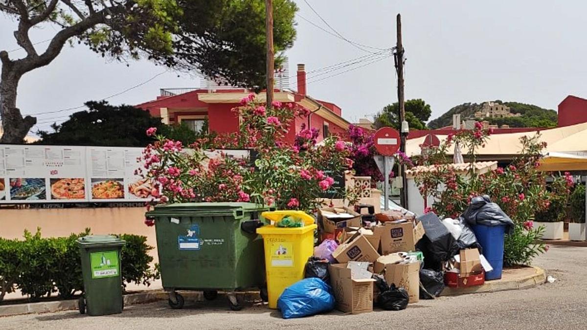 Bolsas de basura que se amontonan estos días en una calle de Cala Rajada. | BIEL CAPÓ