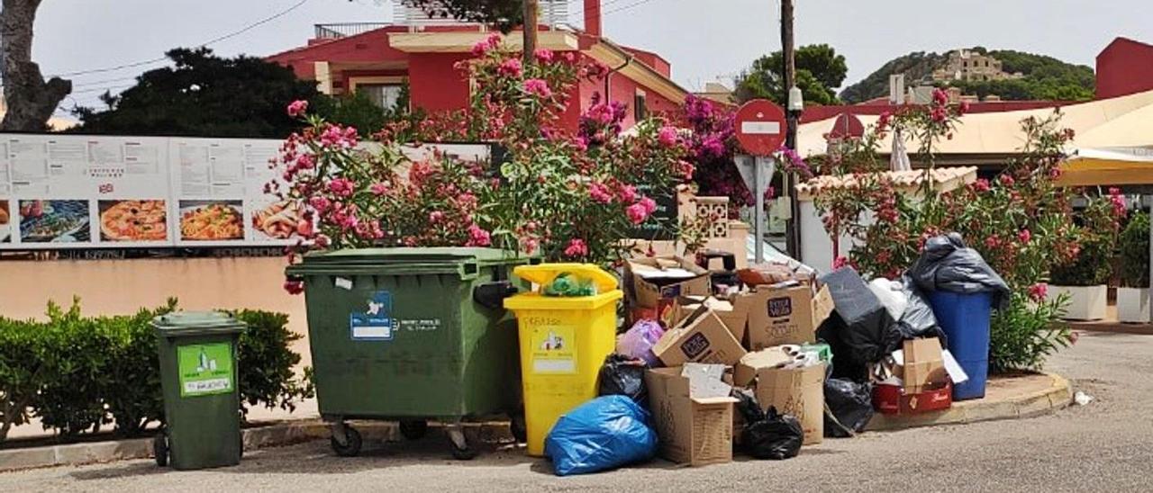 Bolsas de basura que se amontonan estos días en una calle de Cala Rajada.