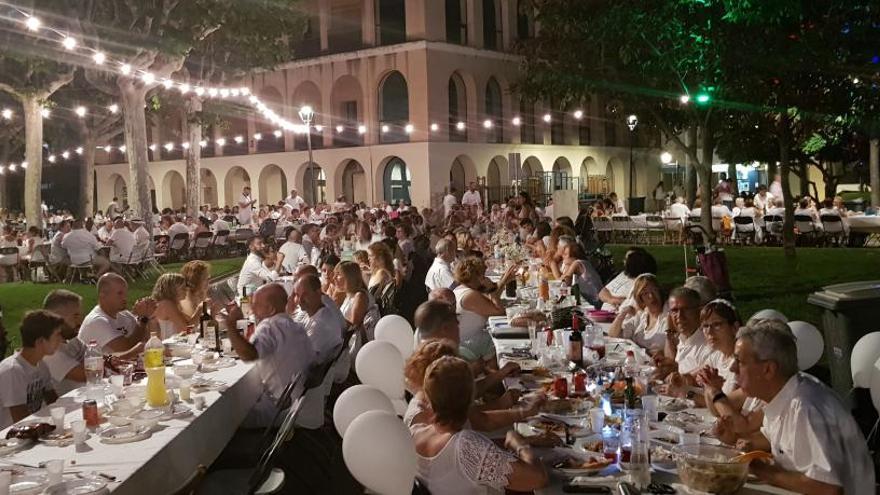 Un miler de persones es vesteix de blanc per sopar plegats a Olesa de Montserrat