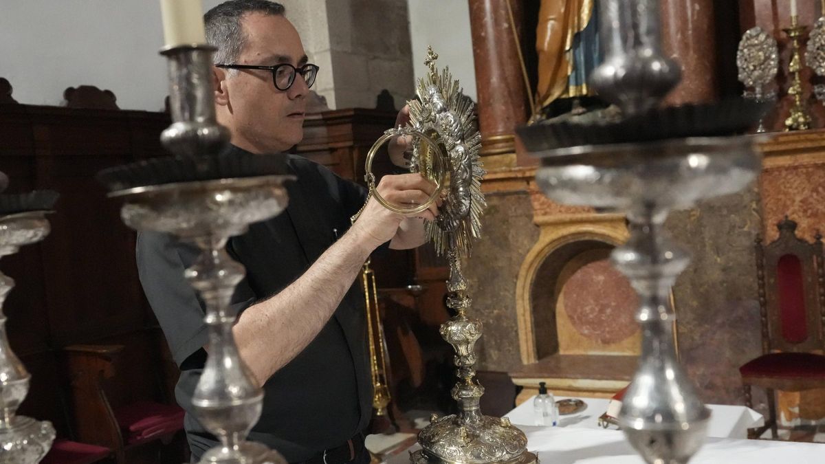 El sacerdote Miguel Ángel Hernández prepara el ostensorio