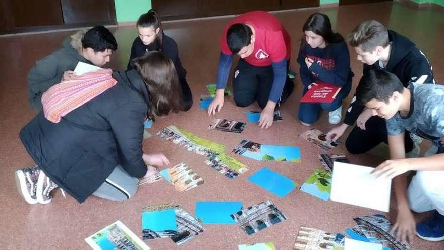 Alumnos de Educación Secundaria unen varias imágenes para formar el Coliseo de Roma.