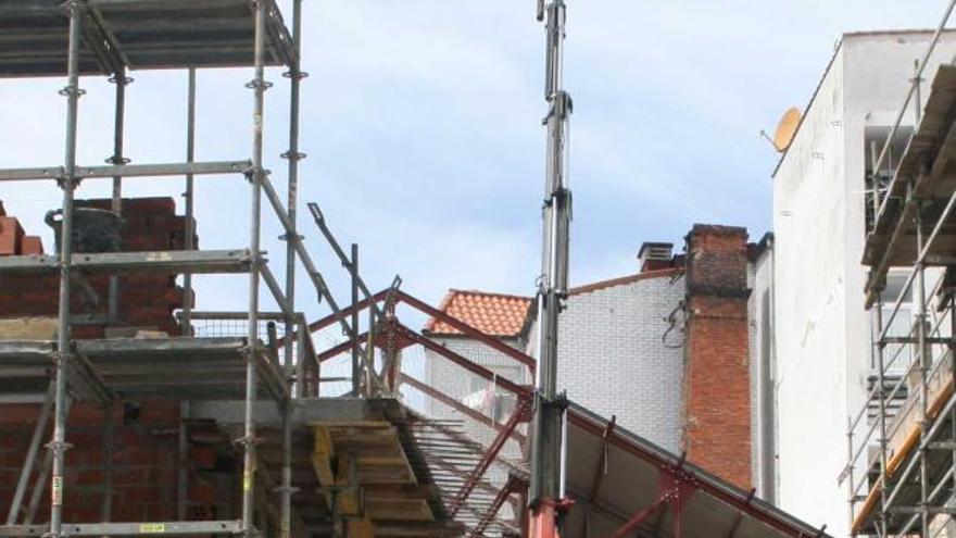 La cubierta interior de la fábrica de conservas Ortiz, en obras, ayer, en Candás.