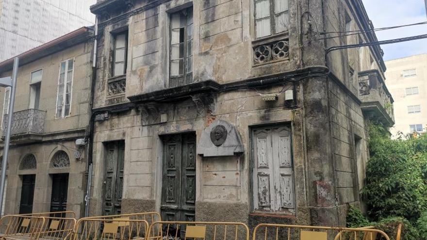 La antigua vivienda de Matilde Bares, con el vallado provisional.  |  // SANTOS ÁLVAREZ