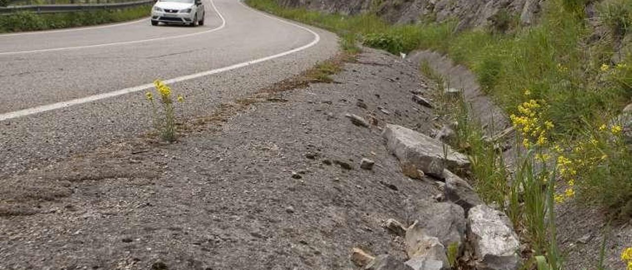 Los conductores denuncian que en el tramo El Condao-Rioseco &quot;llueven piedras&quot;