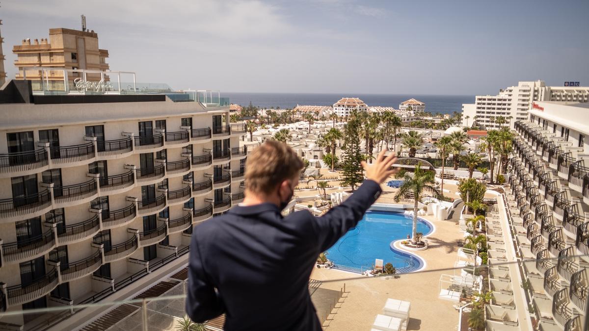 El director de un hotel del sur de Tenerife muestra las instalaciones del establecimiento, vacías, en lo peor de la pandemia de la covid.