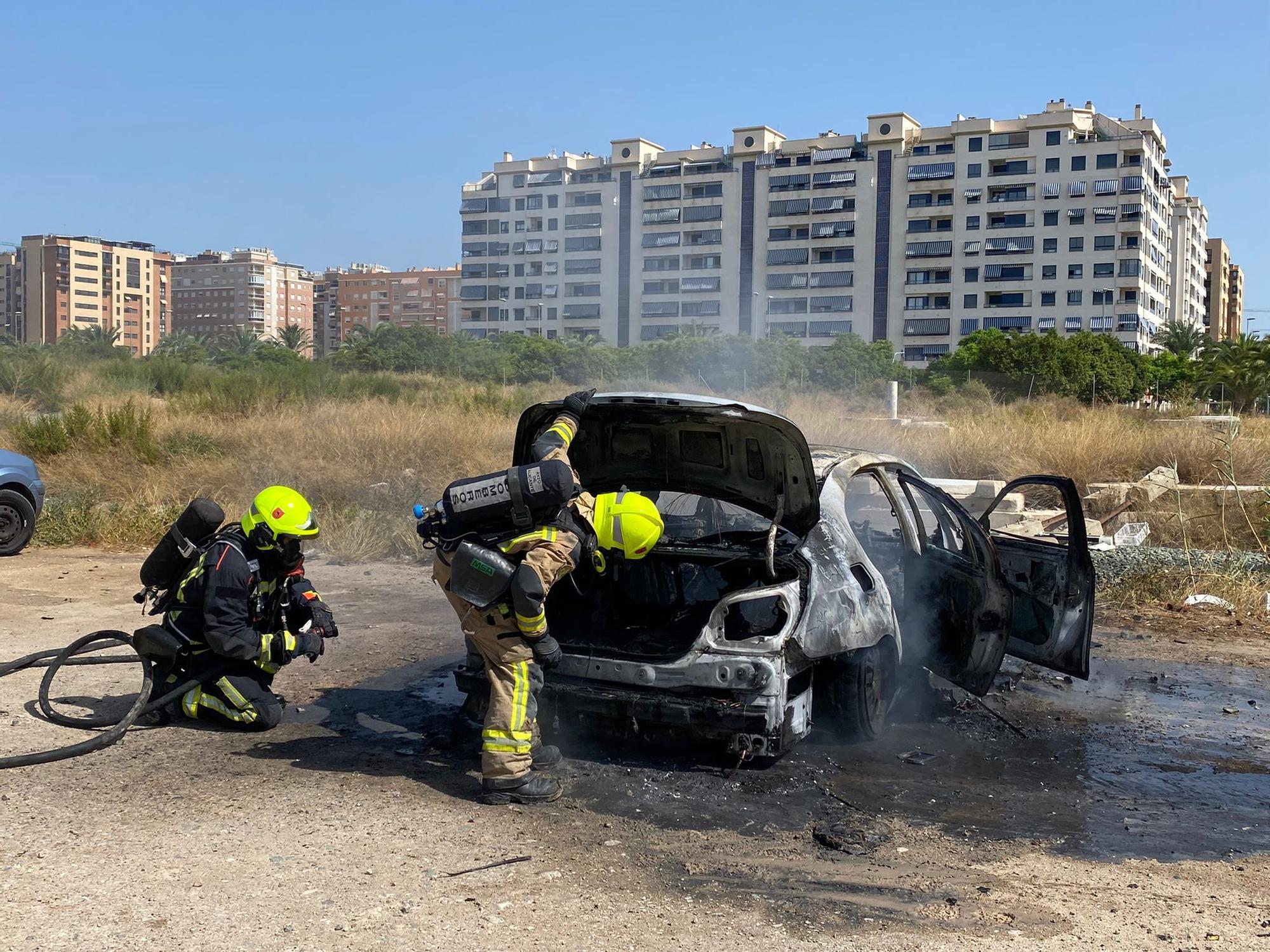 El fuego calcina un coche estacionado y daña a otro junto al puente rojo en Alicante