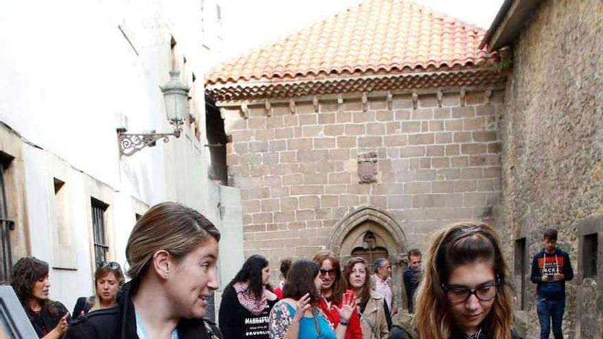 Un grupo de turistas, en una visita guiada a la capilla de Las Alas.
