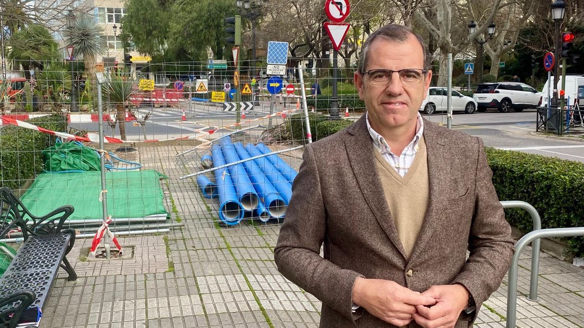 Eduardo Gutiérrez, portavoz de Vox en el Ayuntamiento de Cáceres, ante las obras en Fuente Luminosa.