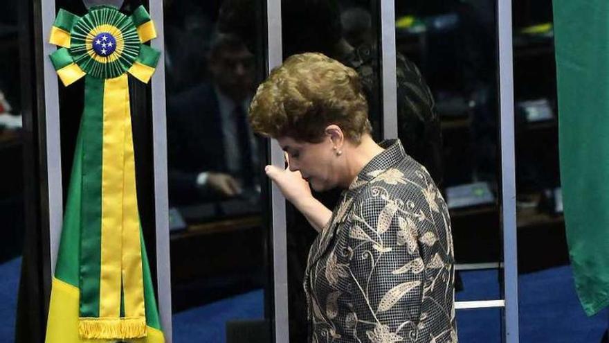 Rousseff accede al estrado para dirigirse a los senadores. // Efe