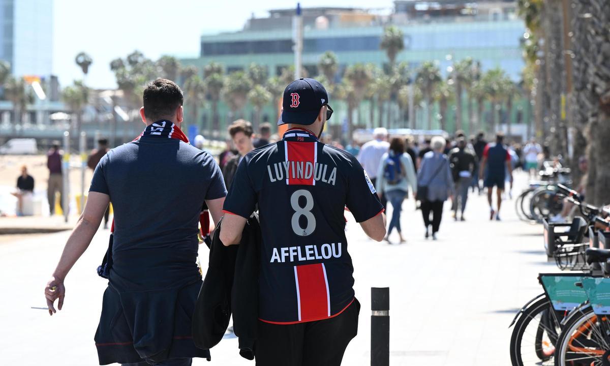 Previa del Barcelona contra el PSG: los aficionados recorren la Barceloneta