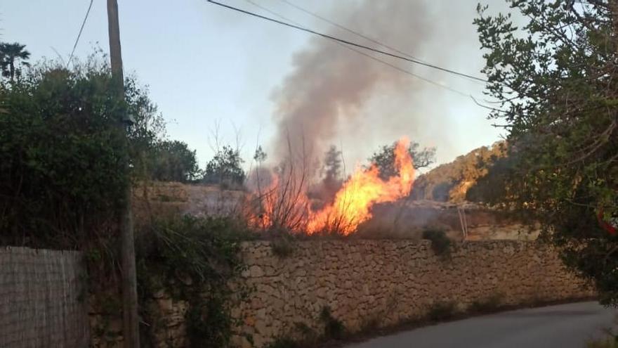 El pequeño conato iniciado en Sant Josep por una quema descontrolada