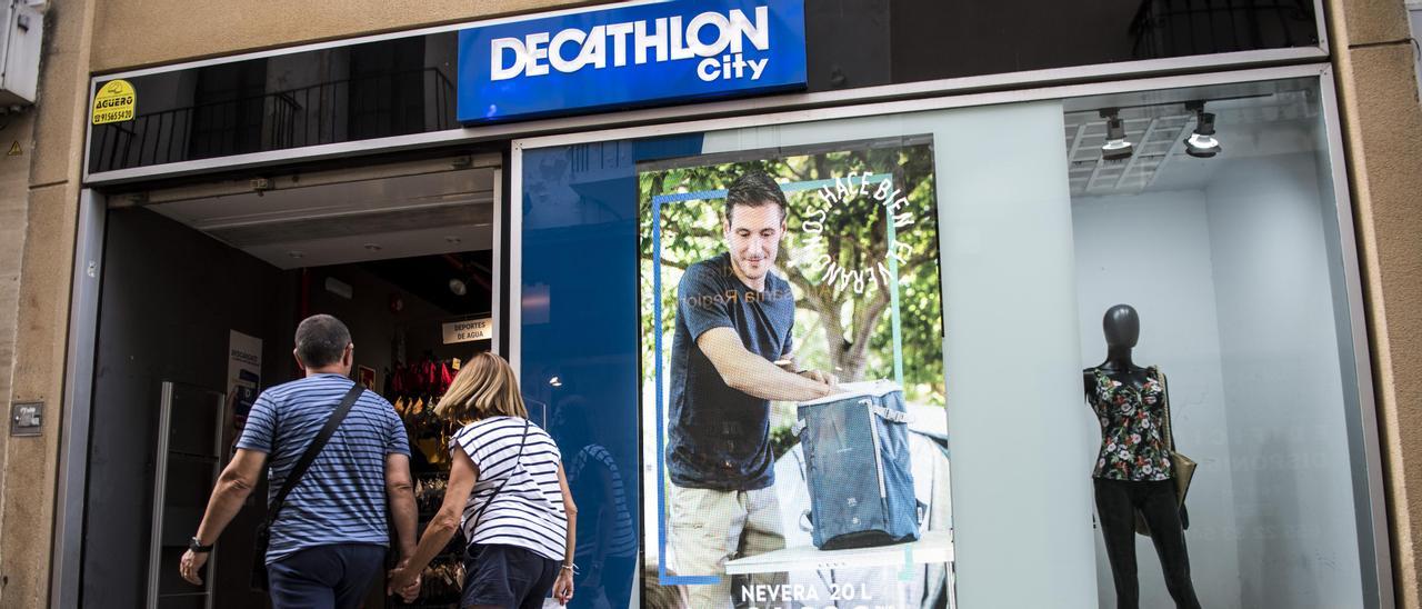 Dos personas entrando en la tienda Decathlon City de la calle Pintores.