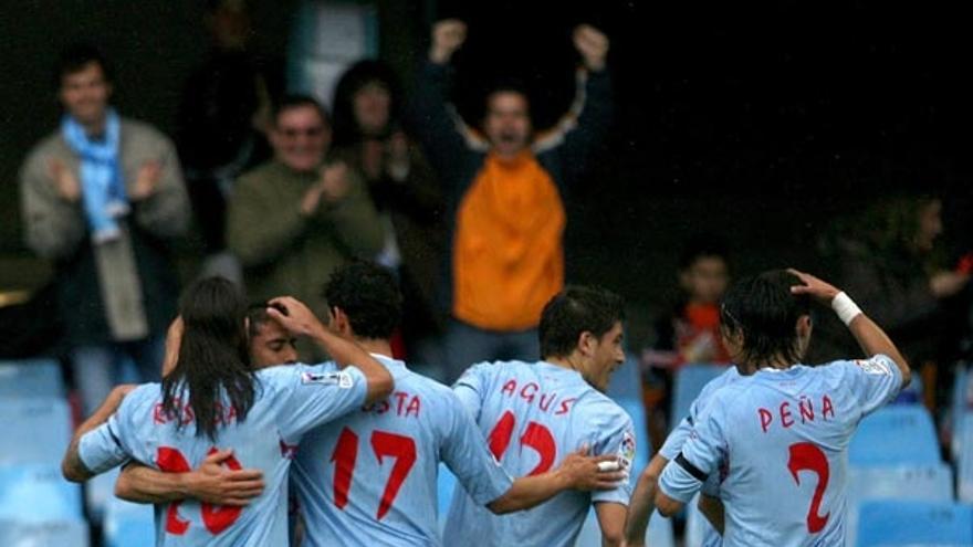 Rosada, Diego Costa, Agus y Peña felicitan a Okkas tras su gol al Nástic.