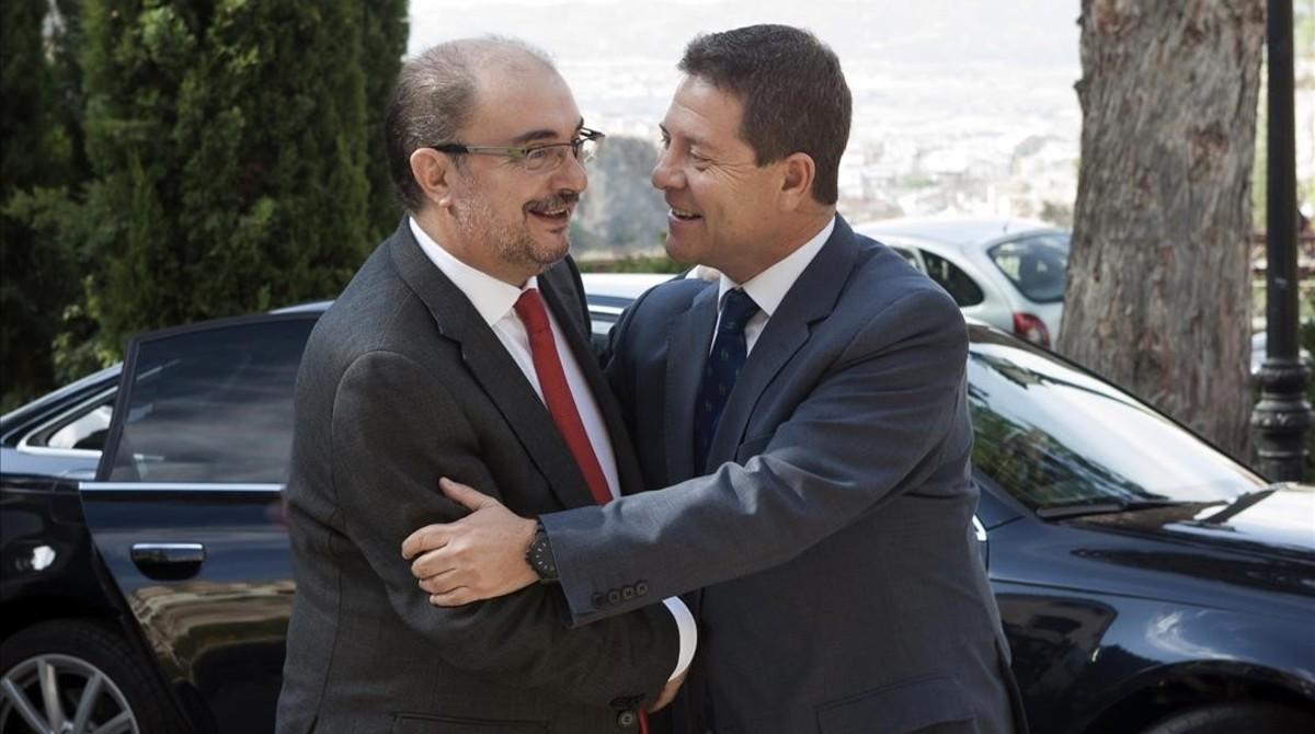 El presidente de Castilla-La Mancha, Emiliano García-Page, saluda a su homólogo aragonés, Javier Lambán, este viernes en Cuenca.