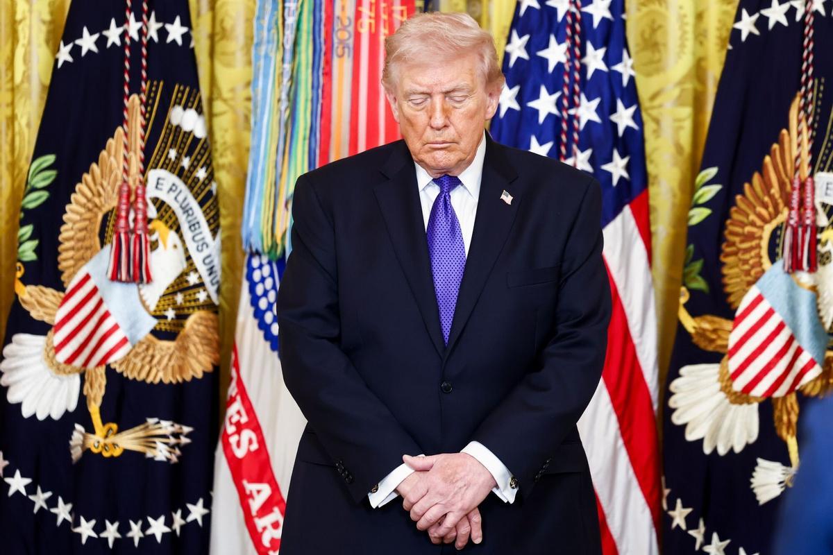 El presidente de Estados Unidos, Donald Trump, inclina la cabeza durante una ceremonia de la Medalla de Honor en el Salón Este de la White House, en Washington, DC, Estados Unidos, el lunes 2 de marzo de 2026.