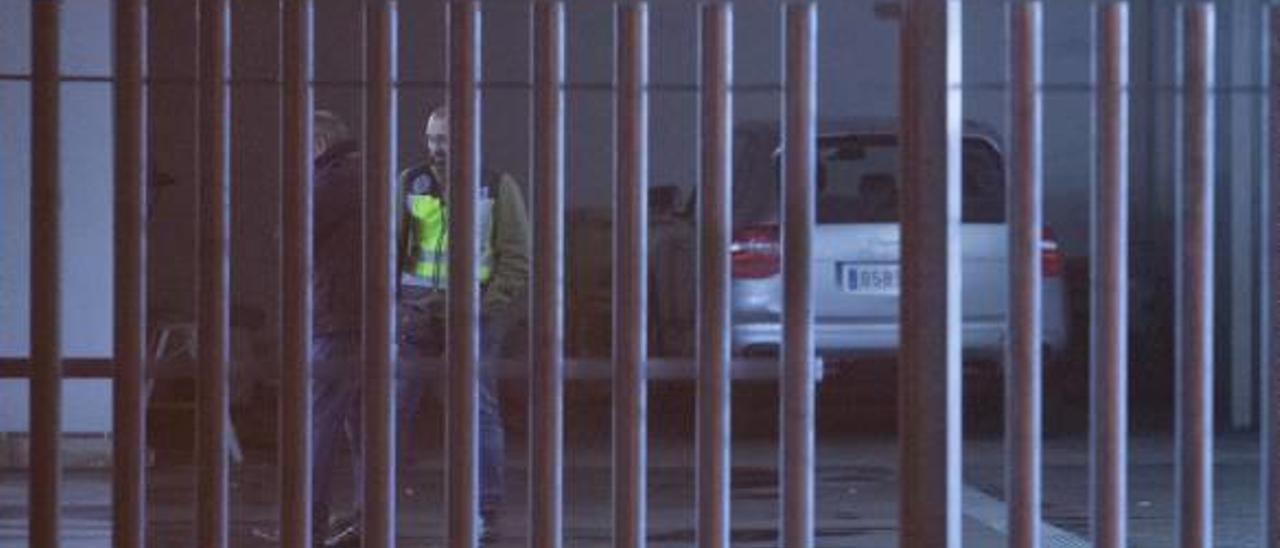 Agentes de la Policía Nacional en Novocar una semana después del crimen. Al fondo, el coche de la víctima.