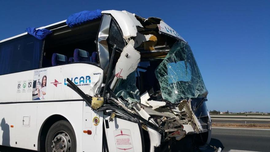 Veinte heridos en un accidente entre un camión y un autobús en la autovía A-30