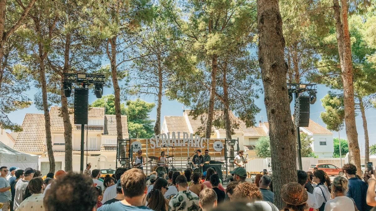 El pinar del CEIP Jaume I se convierte en un gran espacio de música en directo, restauración y descanso.