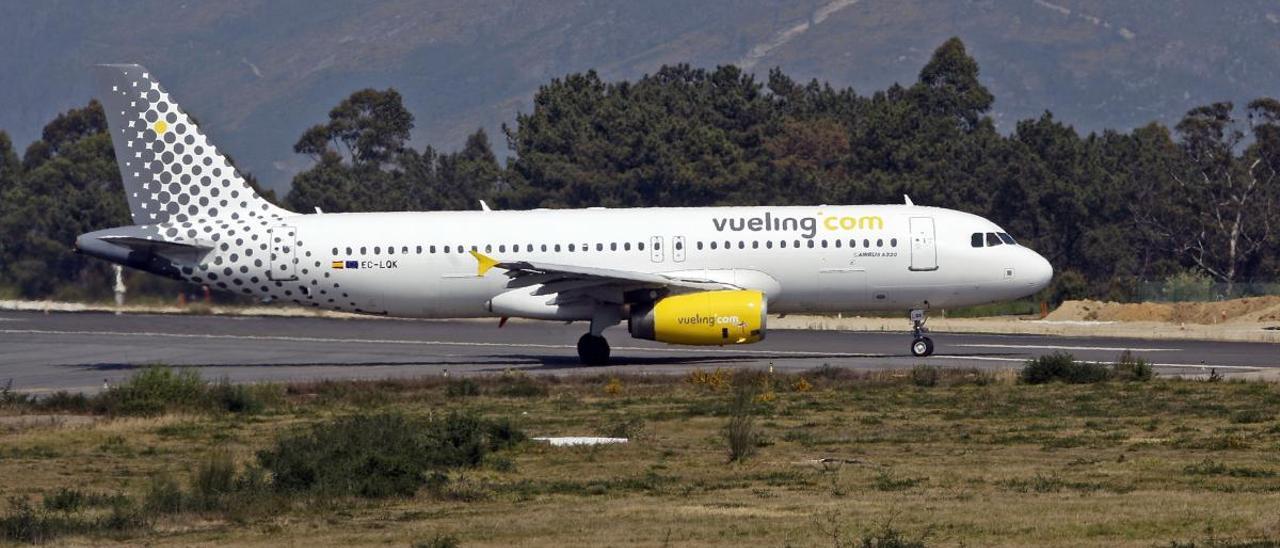 Vueling comercializa dos vuelos diarios Vigo-Barcelona en julio pero reduce su programación