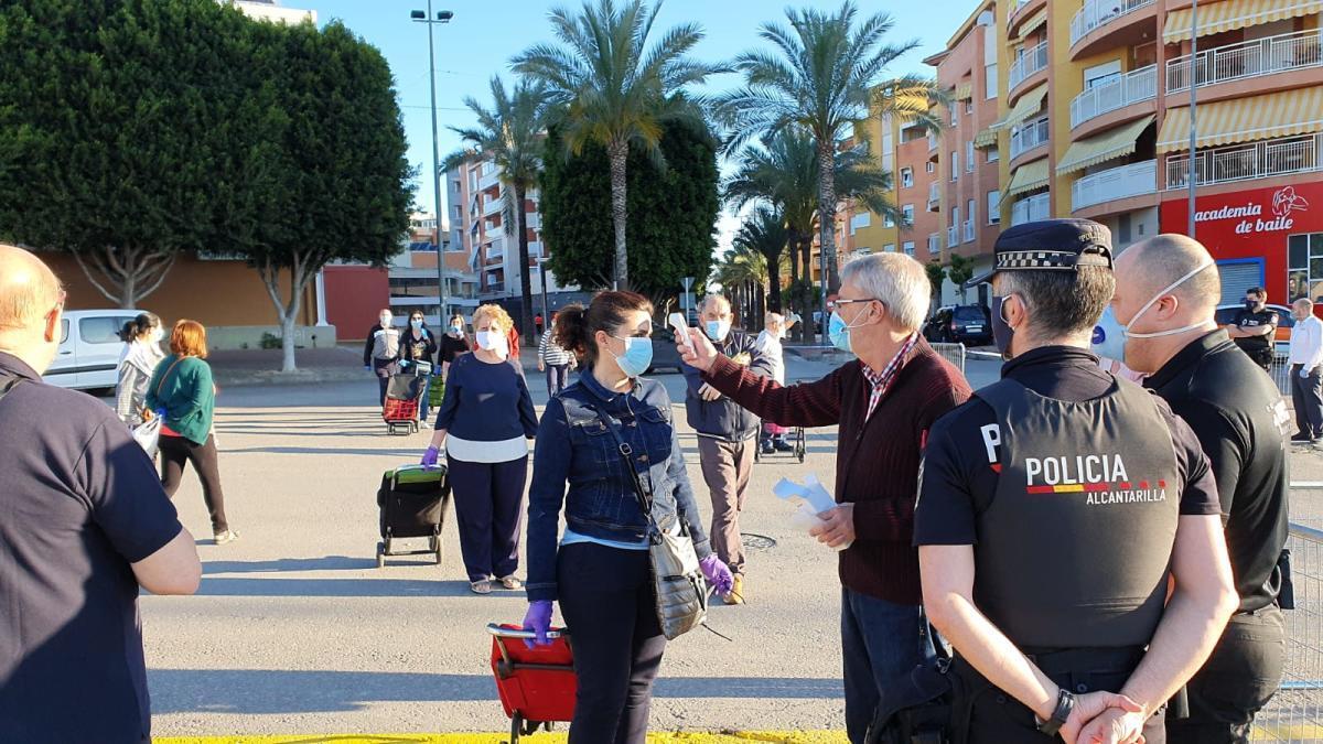 Toma de temperatura y control de aforo en la vuelta del mercado semanal de Alcantarilla