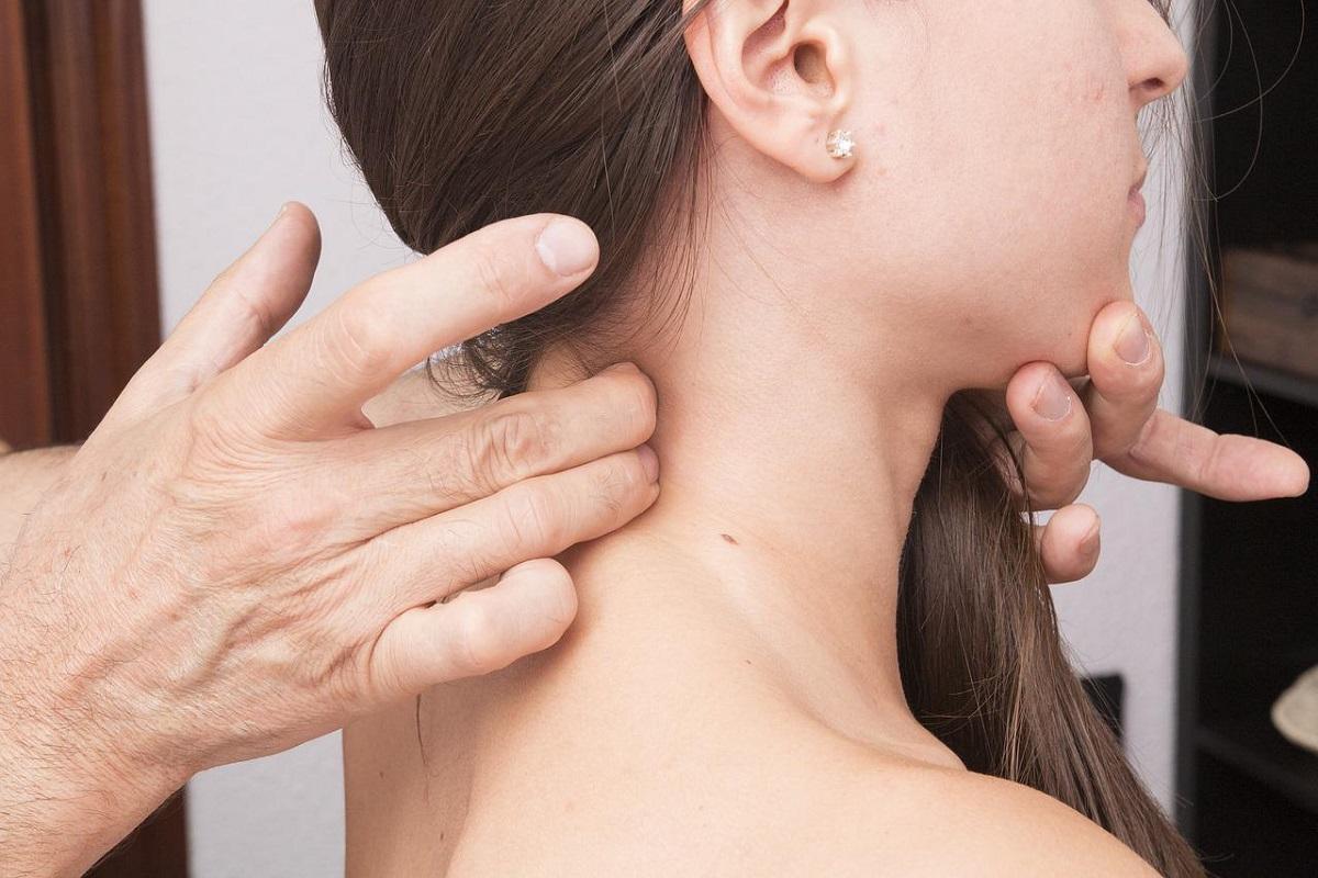 Las contracturas cervicales y el bruxismo pueden producir acúfenos