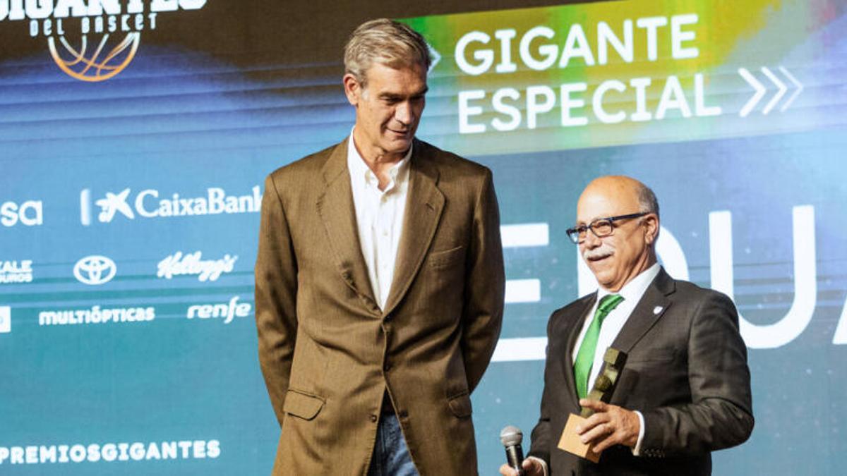 Eduardo García recibió el premio de manos de Antonio Martín.