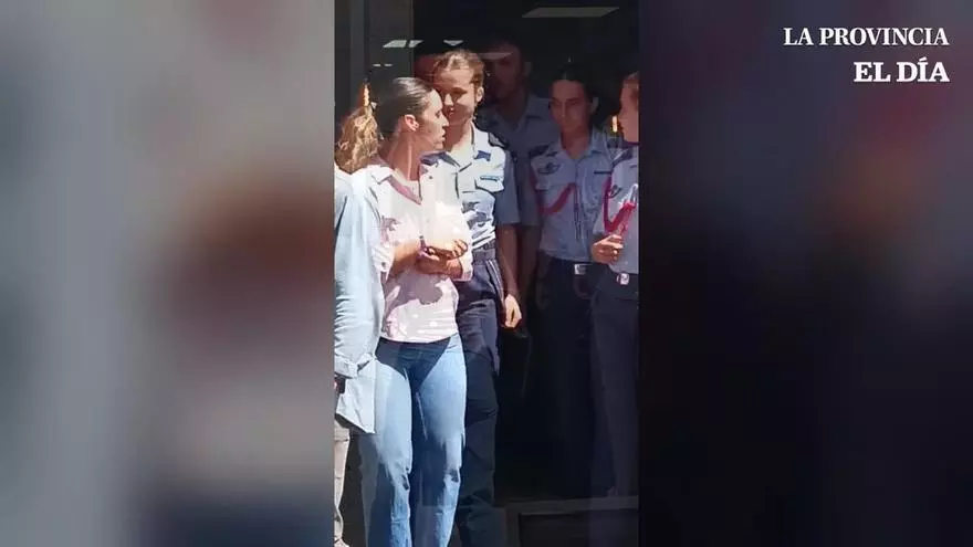 La princesa Leonor visita comercios y saluda a vecinos durante su paso por Teror