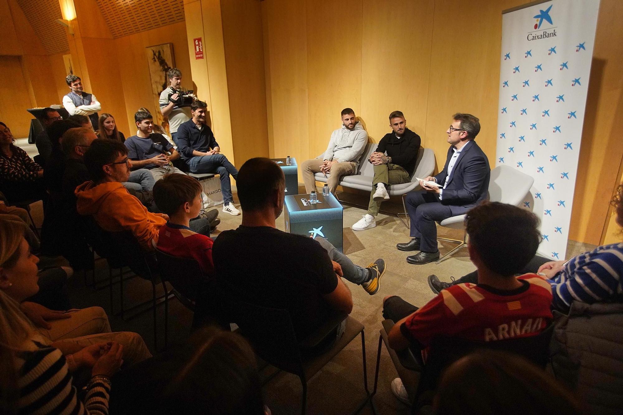 Aleix Garcia i David López conversen amb una desena de socis en un acte organitzat per CaixaBank
