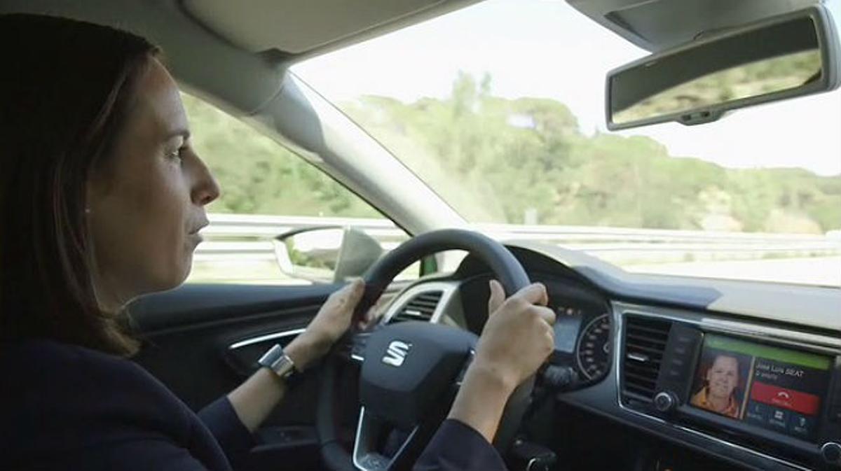 La responsable de sistemes d’informació de Seat, Leyre Olavarría, al volant del vehicle.